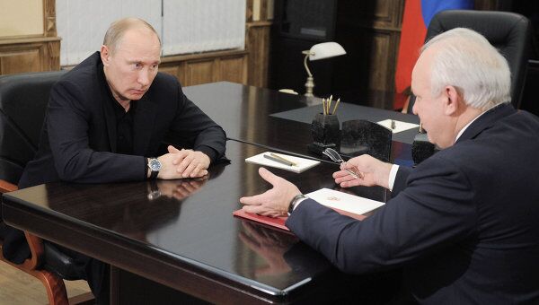 Председатель правительства РФ Владимир Путин беседует во время рабочей встречи с губернатором Республики Хакасия Виктором Зиминым