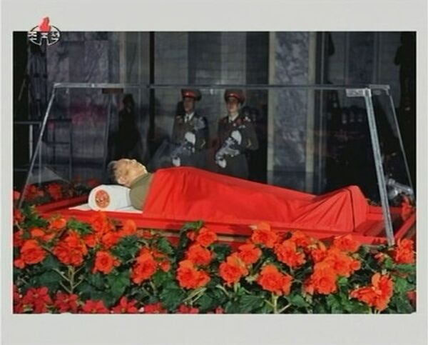 Тело корейского лидера Ким Чен Ира находится в усыпальнице Кымсусан, где похоронен его отец, бывший президент КНДР Ким Ир Сен