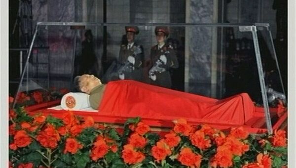 Тело корейского лидера Ким Чен Ира находится в усыпальнице Кымсусан, где похоронен его отец, бывший президент КНДР Ким Ир Сен