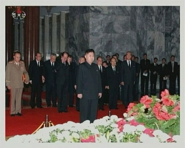 Младший сын скончавшегося лидера КНДР Ким Чен Ира, Ким Чен Ын, простился у гроба со своим отцом