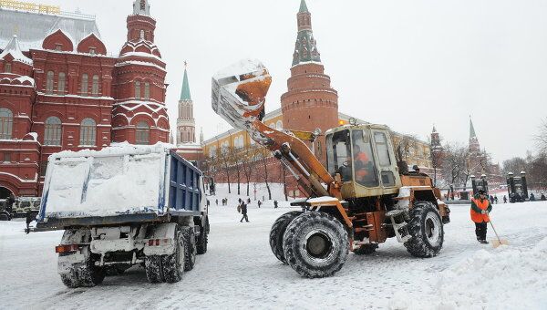 Уборка снега в центре Москвы. Архив