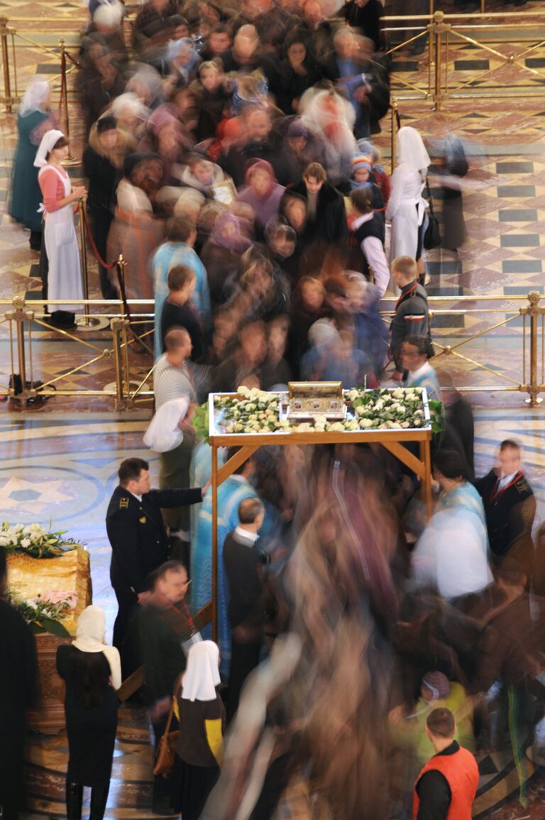 Верующие у Пояса Пресвятой Богородицы в храме Христа Спасителя