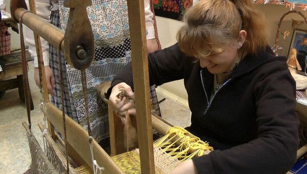 Посетители костромского музея ткут ковры на бабушкиных станках