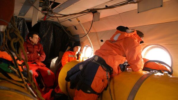 Эвакуация пострадавших с ледокола Магадан в районе поиска платформы Кольская