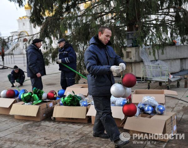 Украшение новогодней ели на Соборной площади Кремля