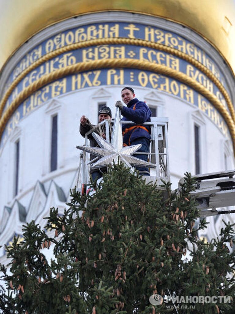 Украшение новогодней ели на Соборной площади Кремля