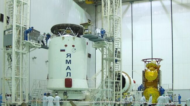 Спутник связи Ямал-201, принадлежащий компании Газпром - Космические системы 