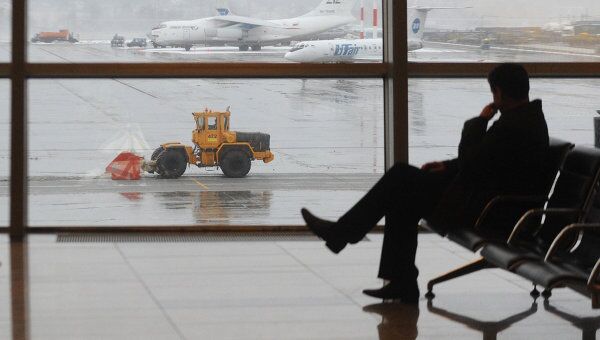 Пассажир ожидает вылета в аэропорту. Архив