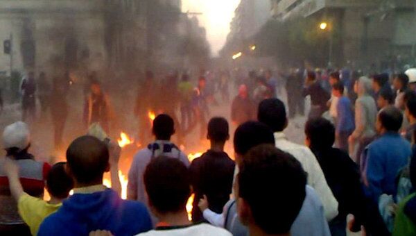 Демонстранты снова забрасывают полицейских камнями в центре Каира 