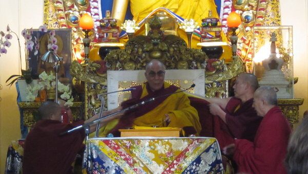 Далай-лама на троне в главном храме Дхарамсалы.
