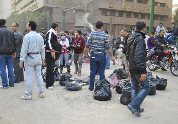 Передышка в Каире: демонстранты убирают мусор и готовят новые акции