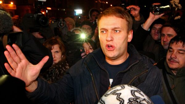 Блогер Алексей Навальный отвечает на вопросы журналистов после освобождения из-под ареста