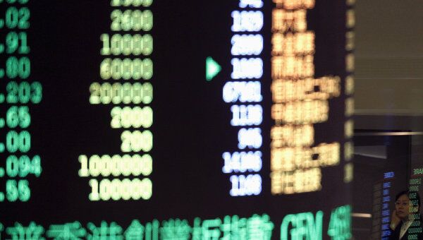 Мониторы Гонконгский фондовой биржи, показывающие индекс Hang Seng. Архив 