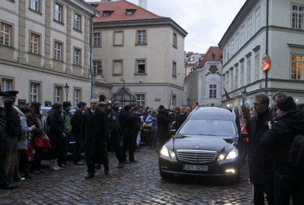 Траурная процессия с гробом экс-президента Чехии Вацлава Гавела направилась в крепость Пражский Град