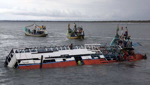 Поиски пассажиров с затонувшего в воскресенье парома в Индонезии 