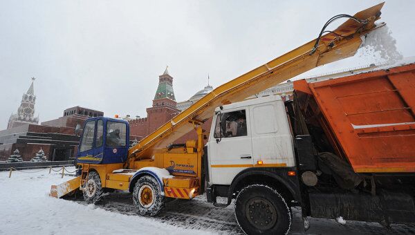 Спецтехника убирает снег на Красной площади