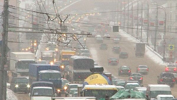 Многокилометровые пробки на дорогах Москвы из-за сильного снегопада