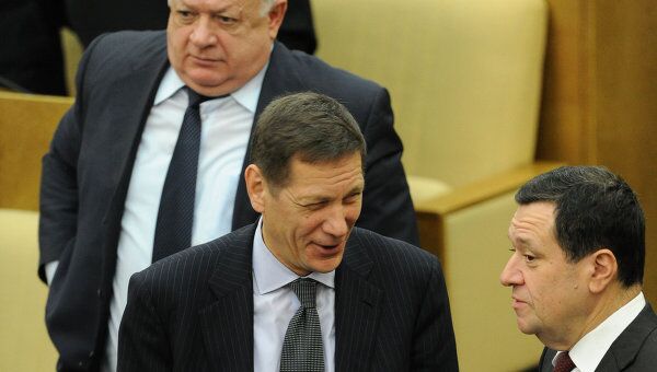 Депутаты Александр Жуков и Андрей Макаров (слева направо) на первом заседании Государственной Думы РФ шестого созыва
