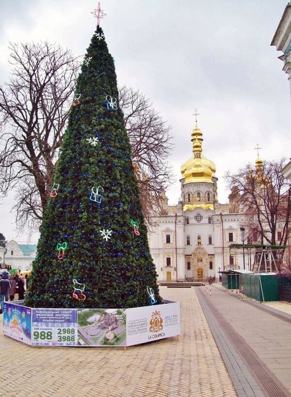 Рождественская елка на Соборной площади Печерской лавры