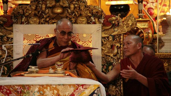 Далай-лама примеряет профессорское одеяние