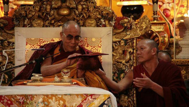 Далай-лама примеряет профессорское одеяние