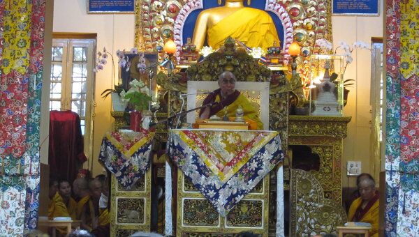 Далай-лама на троне в главном храме Дхарамсалы во время учений для российских буддистов