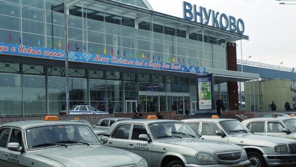 Автомобили такси у аэропорта Внуково в Москве. Архив