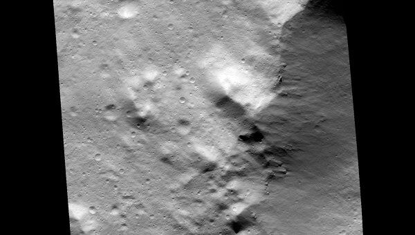 Снимки, полученные американским зондом Dawn на низкой орбите у астероида Веста