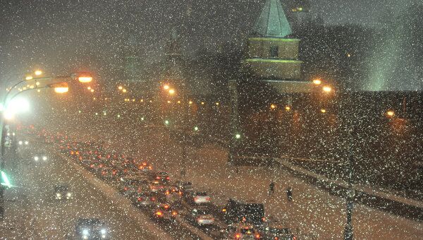 Автомобили стоят в пробке на Кремлевской набережной