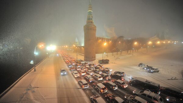 Автомобили стоят в пробке на Кремлевской набережной