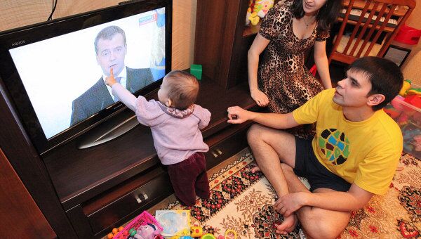 Молодая семья из Владивостока смотрит телетрансляцию послания президента РФ Дмитрия Медведева Федеральному Собранию РФ