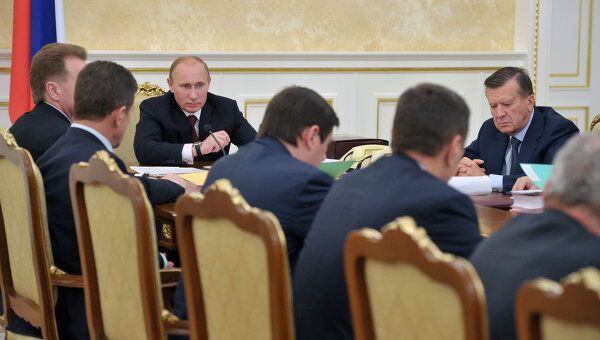 Председатель правительства России Владимир Путин на заседании кабмина