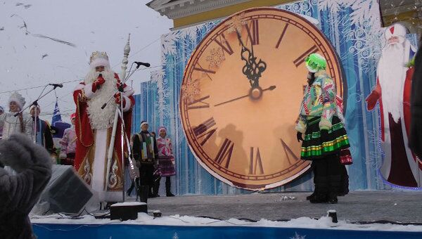 Всероссийский Дед Мороз зажег новогоднюю елку в Костроме