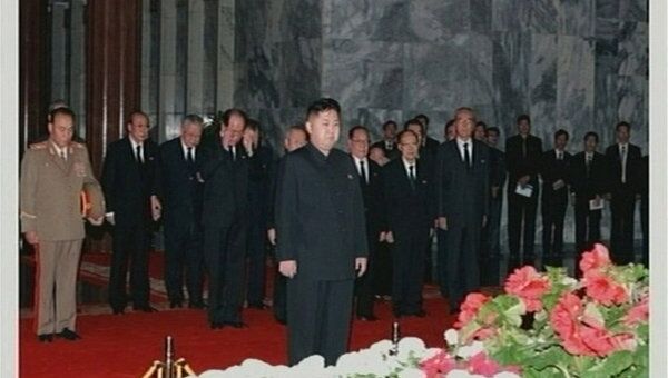Младший сын скончавшегося лидера КНДР Ким Чен Ира, Ким Чен Ын, простился у гроба со своим отцом