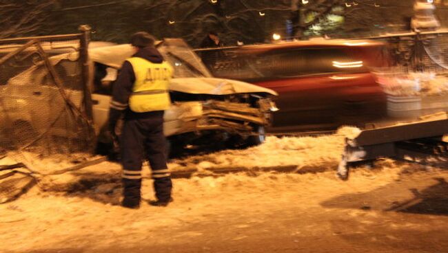 ВАЗ влетел в разделительное ограждение на Рублевском шоссе в Москве