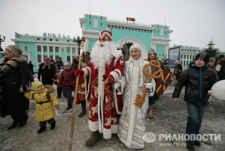 Встреча главного Деда Мороза Сибири на вокзале в Новосибирске