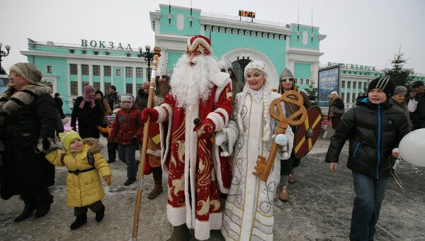 Встреча главного Деда Мороза Сибири на вокзале в Новосибирске, архивное фото
