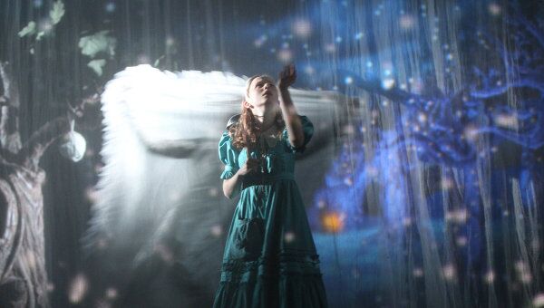 Сцена из спектакля Алиса в Зазеркалье в постановке Ивана Поповски в театре Мастерская Петра Фоменко.