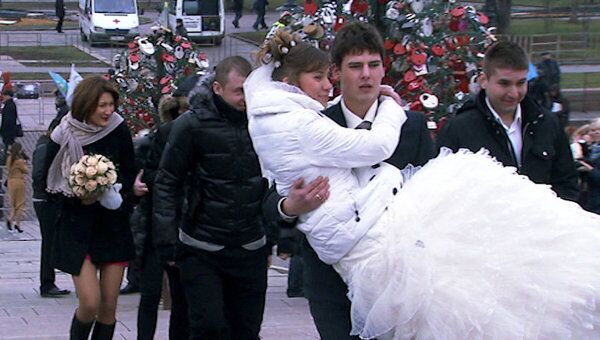 Невесты тоже в белом, или Почему молодожены не ходят на митинги