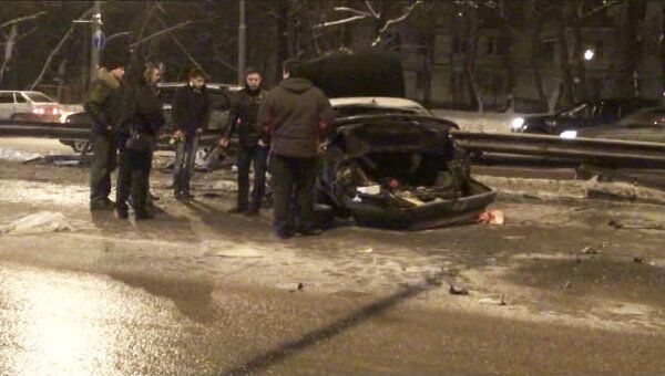 Автомобиль врезался в разделительный барьер на юге Москвы 