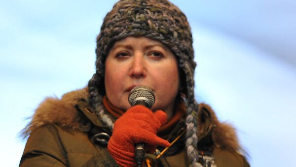 Журналистка Ольга Романова выступает на митинге оппозиции За честные выборы на проспекте Академика Сахарова в Москве.