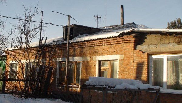 Дом в селе Вагайцево в Новосибирской области, на крышу которого упал, предположительно, обломок спутника