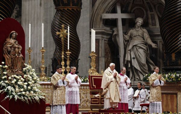 Папа Римский Бенедикт XVI проводит в Соборе Святого Петра в Ватикане торжественную мессу по случаю Рождества Христова