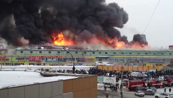 Пожар у рынка Таганский ряд в Екатеринбурге. Видео очевидца 