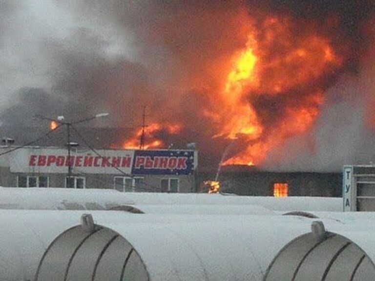 Склады с одеждой горят в Екатеринбурге  