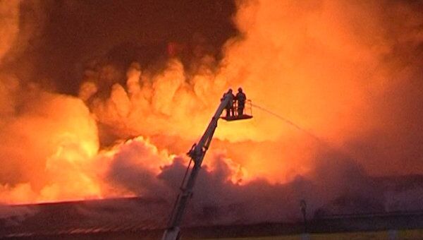 Пожар на вещевых складах заволок небо над Екатеринбургом