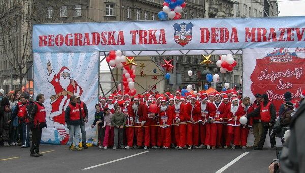 Участники забега Дедов Морозов в Белграде