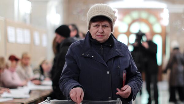 Жительница Тирасполя голосует на одном из избирательных участков во время выборов главы Приднестровья