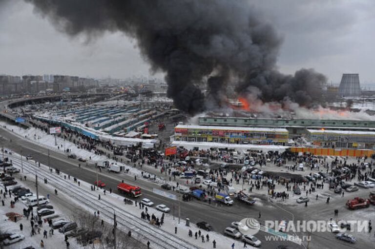 Пожар на складах с одеждой в Екатеринбурге