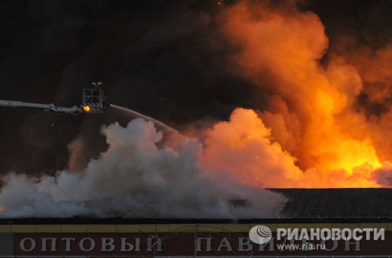 Пожар на складах с одеждой в Екатеринбурге